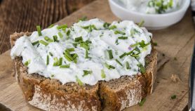 Crostini con crema di formaggio alle erbe