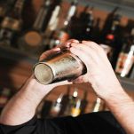 Barista mescola bevande con lo shaker
