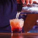 Versare il cocktail nel bicchiere
