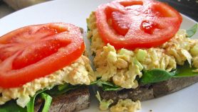 Insalata con tonno su bruschetta