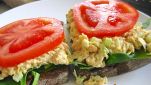 Insalata con tonno su bruschetta
