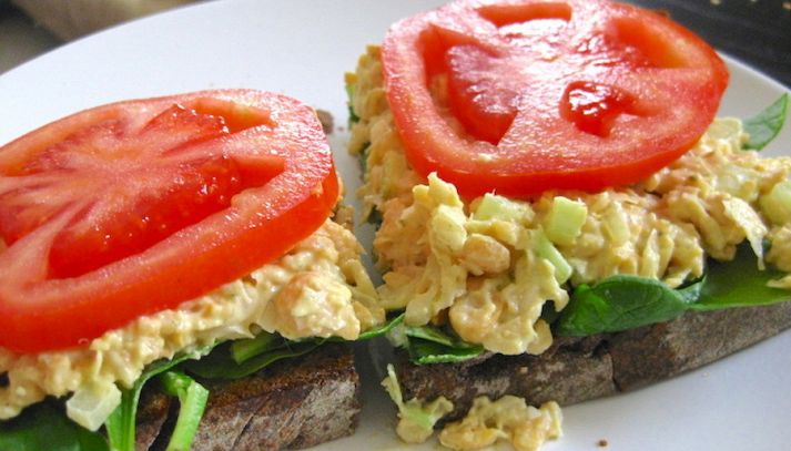 Insalata con tonno su bruschetta