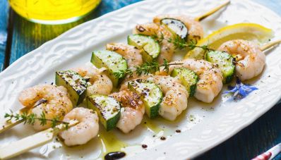 Spiedini di gamberi e zucchine gratinati al forno
