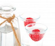 Una bevanda dalle particolari caratteristiche. Sapere come usare il distillato di lamponi in cucina permette di variare e creare una moltitudine di ricette