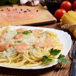 Noodles e salmone