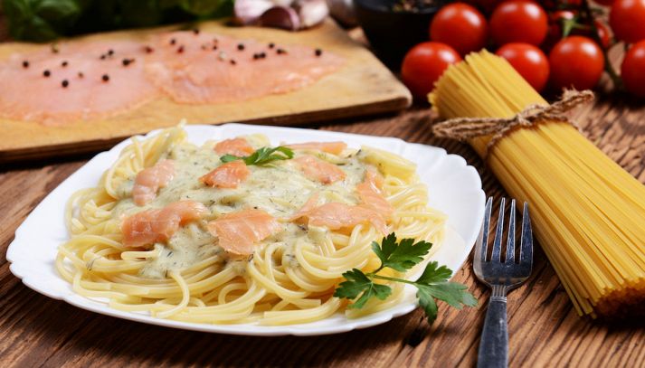 Noodles e salmone