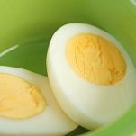 Uova sode a metà in ciotola