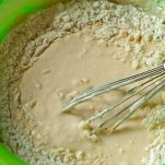 Mescolare farina e latte