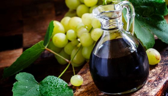 Scopriamo insieme quali sono le caratteristiche e i valori nutrizionali legati all'aceto balsamico di Modena IGP, come si usa in cucina e quali sono i benefici