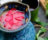 L'acqua di rose è un prodotto vegetale che si usa per impreziosire dolci al cucchiaio e dessert esotici: vediamo caratteristiche, valori nutrizionali e benefici