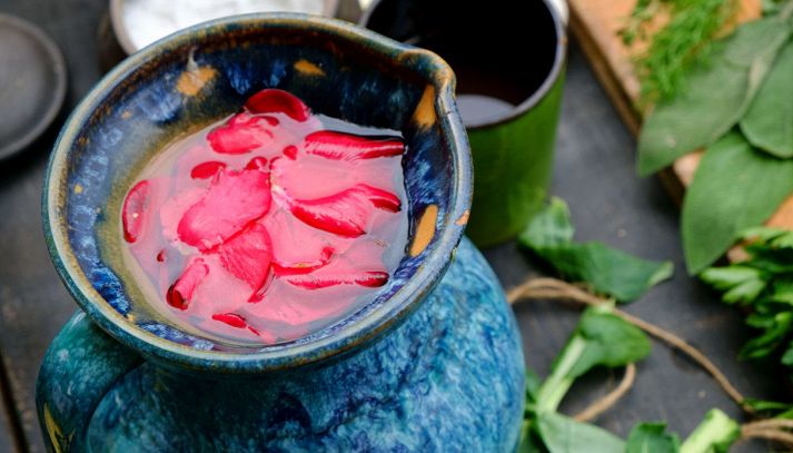 L'acqua di rose è un prodotto vegetale che si usa per impreziosire dolci al cucchiaio e dessert esotici: vediamo caratteristiche, valori nutrizionali e benefici