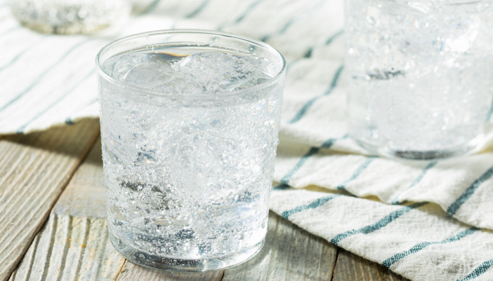 Acqua frizzante: caratteristiche, benefici ed effetti collaterali