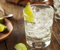 Una bevanda gassata fresca e dissetante. L'acqua tonica si usa come base di famosi drink o si beve con ghiaccio e limone