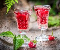 L'acquavite di lamponi è un delizioso distillato da usare anche su sorbetti e gelati: ecco la sua gradazione alcolica e i valori nutrizionali