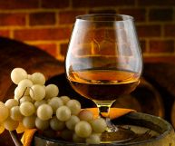 Un ingrediente straordinario utilizzato da secoli per creare bevande alcoliche, e non solo. Scopriamo le caratteristiche e gli utilizzi dell'acquavite