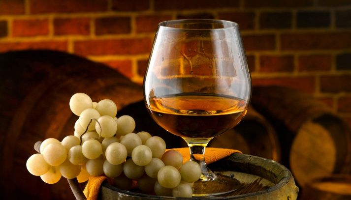 Un ingrediente straordinario utilizzato da secoli per creare bevande alcoliche, e non solo. Scopriamo le caratteristiche e gli utilizzi dell'acquavite