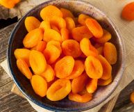 Le albicocche secche sono uno snack salutare e ricco di gusto, perfetto per la colazione o la merenda