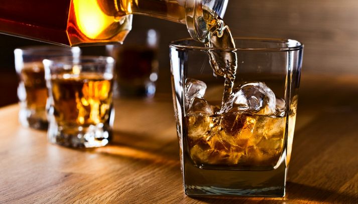 L'alcool è alla base di tantissime bevande, cocktail e long drink. Ecco quali sono le sue caratteristiche e gli impieghi in cucina