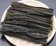 Tutte le proprietà e gli usi in cucina dell'alga kombu, l'alga di origine giapponese impiegata in diversi piatti culinari molto saporiti