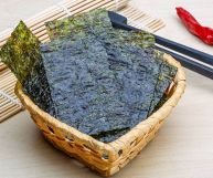 Conosciuta per la preparazione del sushi e altre ricette giapponesi, l'alga nori vanta preziose caratteristiche nutrizionali