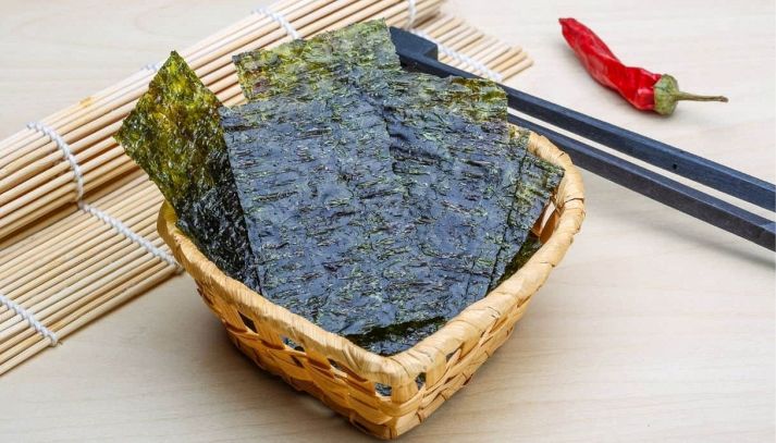 Conosciuta per la preparazione del sushi e altre ricette giapponesi, l'alga nori vanta preziose caratteristiche nutrizionali