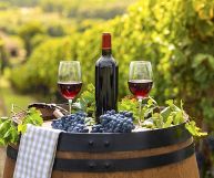 I bicchieri di vino Alto Adige Cabernet DOC sulla botte