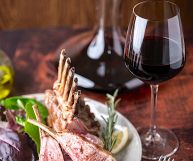 Calice di vino Alto Adige Merlot DOC e carne d'agnello