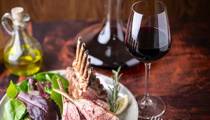 Calice di vino Alto Adige Merlot DOC e carne d'agnello