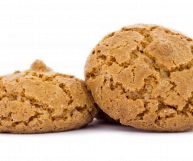Gli amaretti, dal sapore inconfondibile, sono piccoli biscotti tondi a base di pasta di mandorle. Per questo sono molto calorici: ecco i loro valori nutrizionali