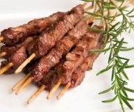 Gli arrosticini di pecora, tipici della tradizione abruzzese, sono spiedini di carne ovina: ecco quali sono tutte le loro proprietà nutrizionali