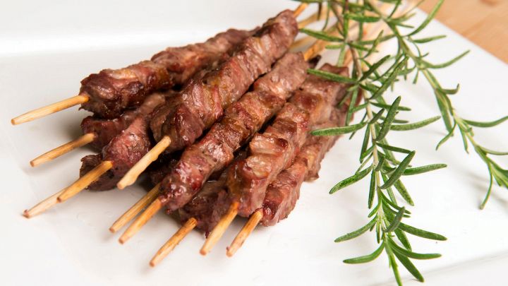 Gli arrosticini di pecora, tipici della tradizione abruzzese, sono spiedini di carne ovina: ecco quali sono tutte le loro proprietà nutrizionali