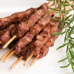Gli arrosticini di pecora, tipici della tradizione abruzzese, sono spiedini di carne ovina: ecco quali sono tutte le loro proprietà nutrizionali