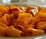 Speciale formato di pasta corta simile ai rigatoni, i bombolotti sono un carboidrato versatile in molte ricette