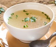 Il brodo di cappone, preparato con carne di pollo castrato, è ricco di sapore e di interessanti proprietà benefiche per l'organismo: scopriamole