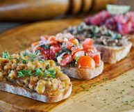 Protagoniste assolute di apertivi e antipasti, le bruschette ci permettono di preparare piatti veloci, semplici e buonissimi