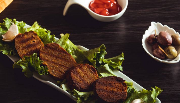 I burger di seitan sostituiscono quelli di carne con le loro proteine vegetali: vediamo insieme quali sono e come si usano in cucina nelle migliori ricette