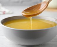 Scopriamo le caratteristiche, i valori nutrizionali, i benefici del burro chiarificato ghee e come si usa in cucina come succedaneo di quello tradizionale
