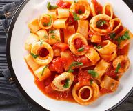 Un formato di pasta tipicamente partenopeo, nato a Napoli: la calamarata è perfetta per primi piatti gustosi e si presta a diverse interpretazioni