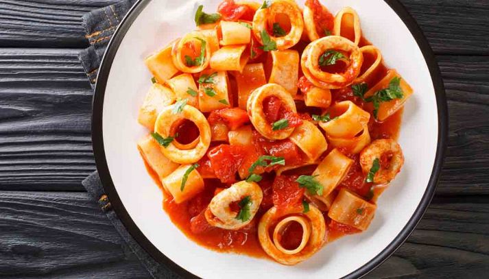 Un formato di pasta tipicamente partenopeo, nato a Napoli: la calamarata è perfetta per primi piatti gustosi e si presta a diverse interpretazioni