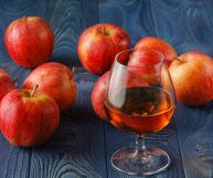 Il Calvados è un distillato ottenuto dalla fermentazione del sidro di mele, scelte tra oltre 40 varietà in tutto il mondo: scopriamo le caratteristiche