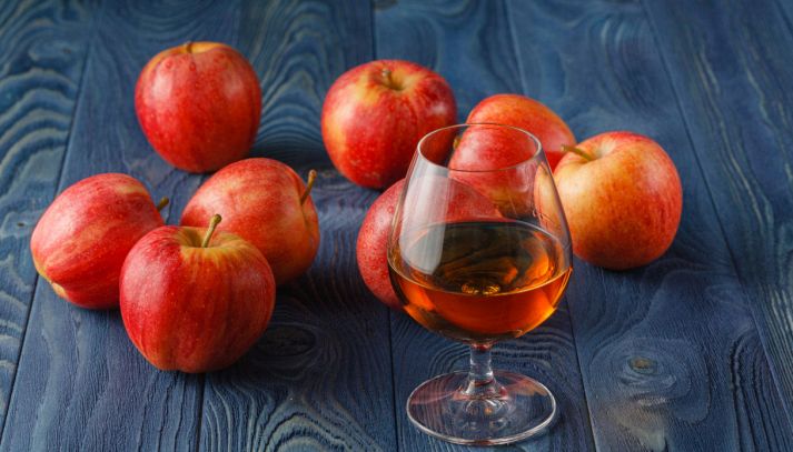 Il Calvados è un distillato ottenuto dalla fermentazione del sidro di mele, scelte tra oltre 40 varietà in tutto il mondo: scopriamo le caratteristiche