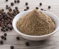 Noto anche come pepe garofanato o pepe Giamaica, il camomo in polvere è una spezia dalle ottime proprietà digestive, usata nelle salse, come ingredienti di dolci e bevuta sotto forma di tisana