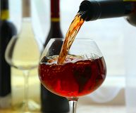 Versare il vino Campi Flegrei Rosso DOC nel calice