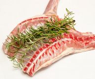 La carne di capra è molto magra, soprattutto in considerazione del fatto che appartiene alle carni rosse: ecco le sue proprietà nutrizionali