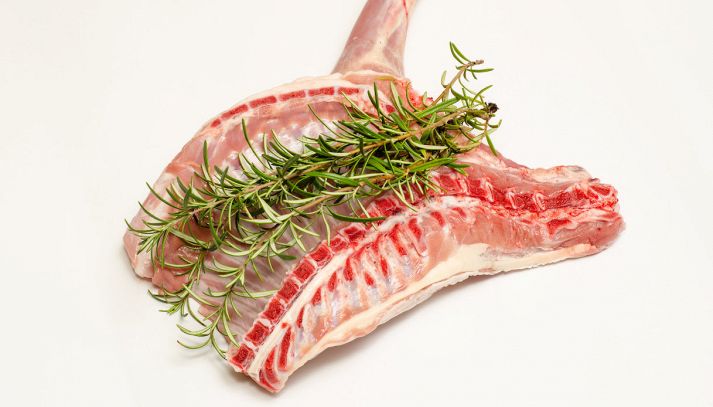 La carne di capra è molto magra, soprattutto in considerazione del fatto che appartiene alle carni rosse: ecco le sue proprietà nutrizionali