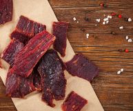 La carne secca è un ottimo snack, ma può essere aggiunta in tantissimi piatti