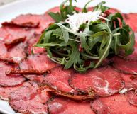 Una vera e propria squisitezza da usare in ogni stagione: il carpaccio di manzo è un ingrediente che può essere utilizzato sia crudo che cotto per piatti davvero deliziosi