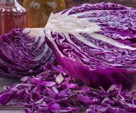 Un ortaggio conosciuto per i suoi infiniti benefici all'organismo. Sapere come usare il cavolo cappuccio rosso in cucina consente di variare e migliorare la dieta