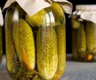 Un ortaggio conservato in vaso dalle preziose caratteristiche. Ecco come esaltare in cucina le proprietà dei cetriolini in salamoia