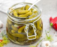 Barattolo di cetriolini sottaceto